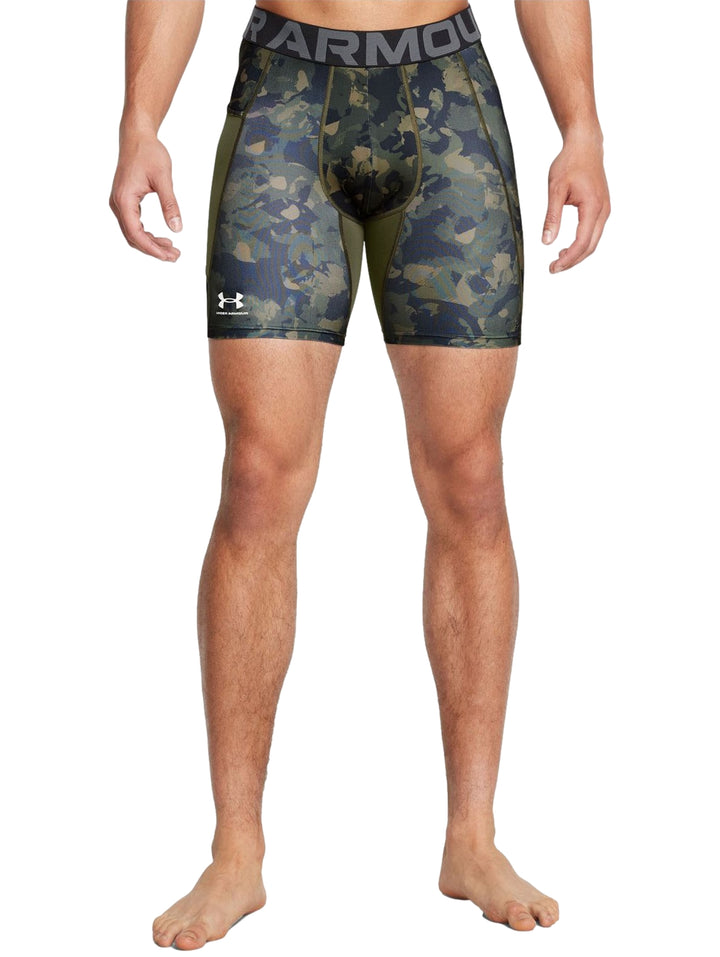 Shorts de compresión Under Armour con estampado de camuflaje en tonos verdes y negros.