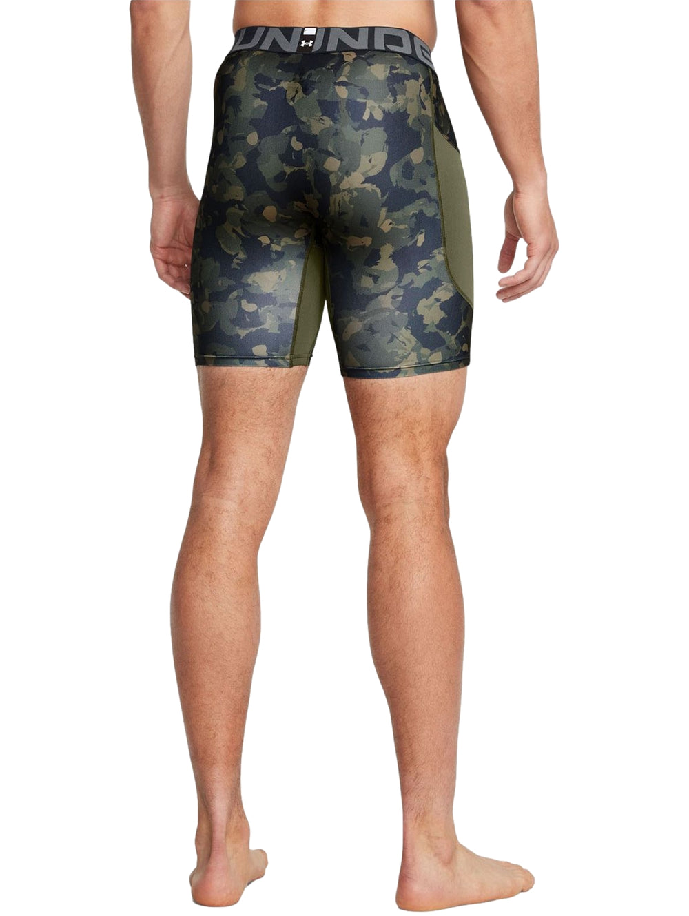 Shorts de compresión Under Armour con estampado de camuflaje en tonos verdes y negros.