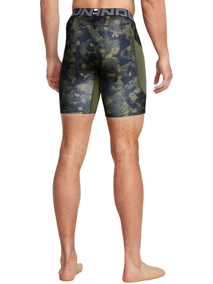 Shorts de compresión Under Armour con estampado de camuflaje en tonos verdes y negros.