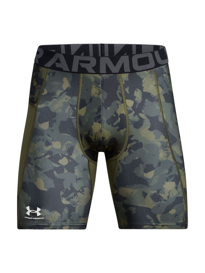 Shorts de compresión Under Armour con estampado de camuflaje en tonos verdes y negros.