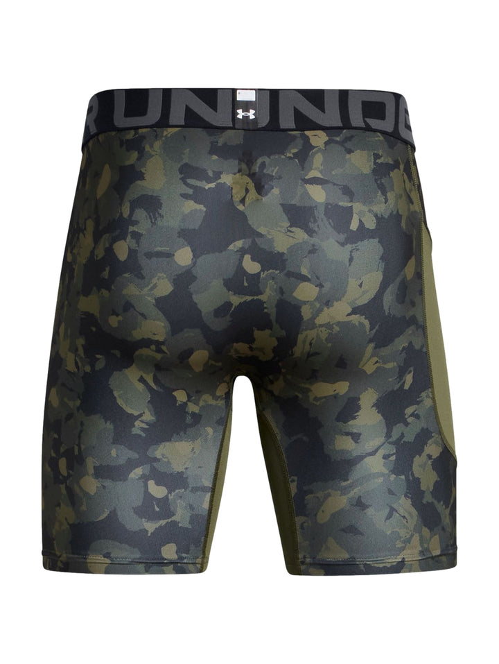 Shorts de compresión Under Armour con estampado de camuflaje en tonos verdes y negros.