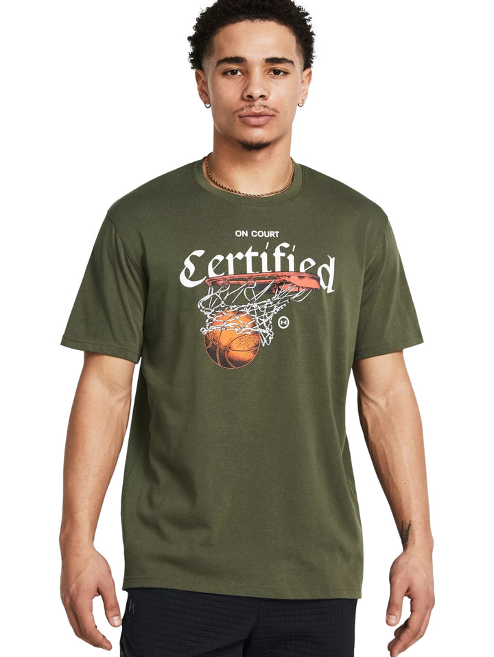 Camiseta Under Armour color verde oliva con estampado de baloncesto y texto Certified en el pecho.