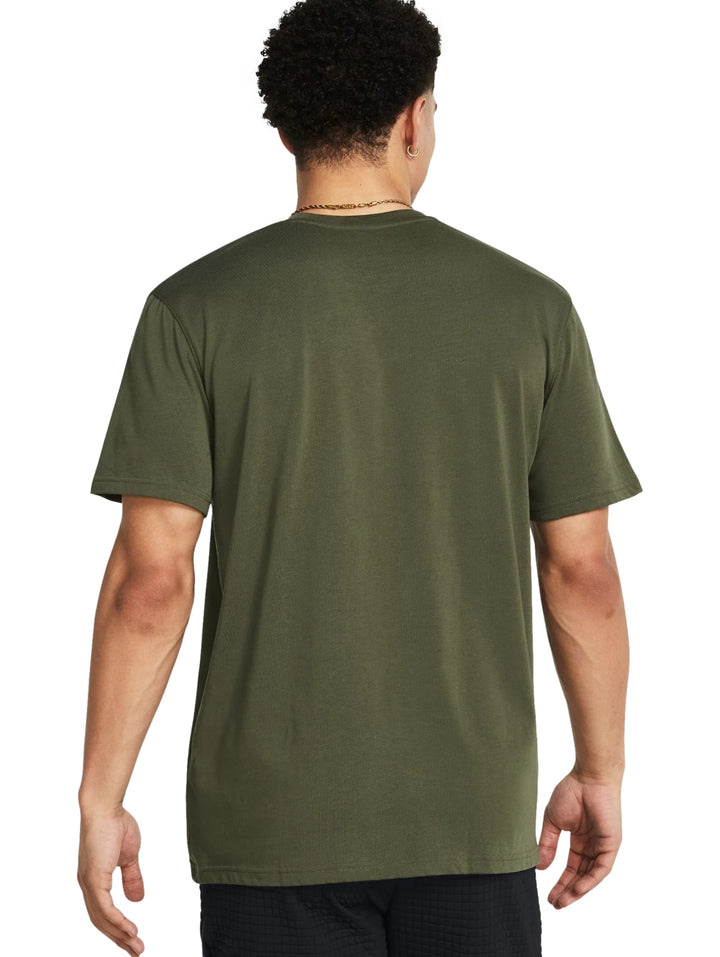 Camiseta Under Armour color verde oliva con estampado de baloncesto y texto Certified en el pecho.