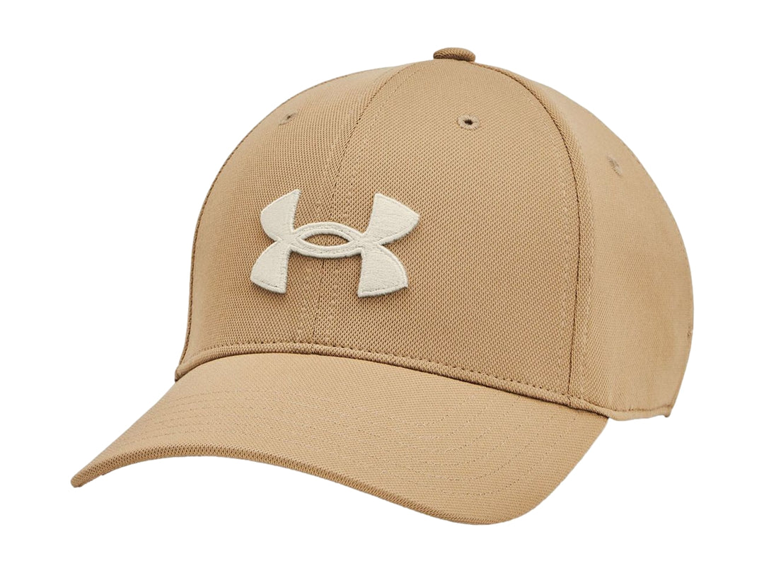 Gorra Under Armour color marrón con logotipo blanco bordado en el frente y visera curva.