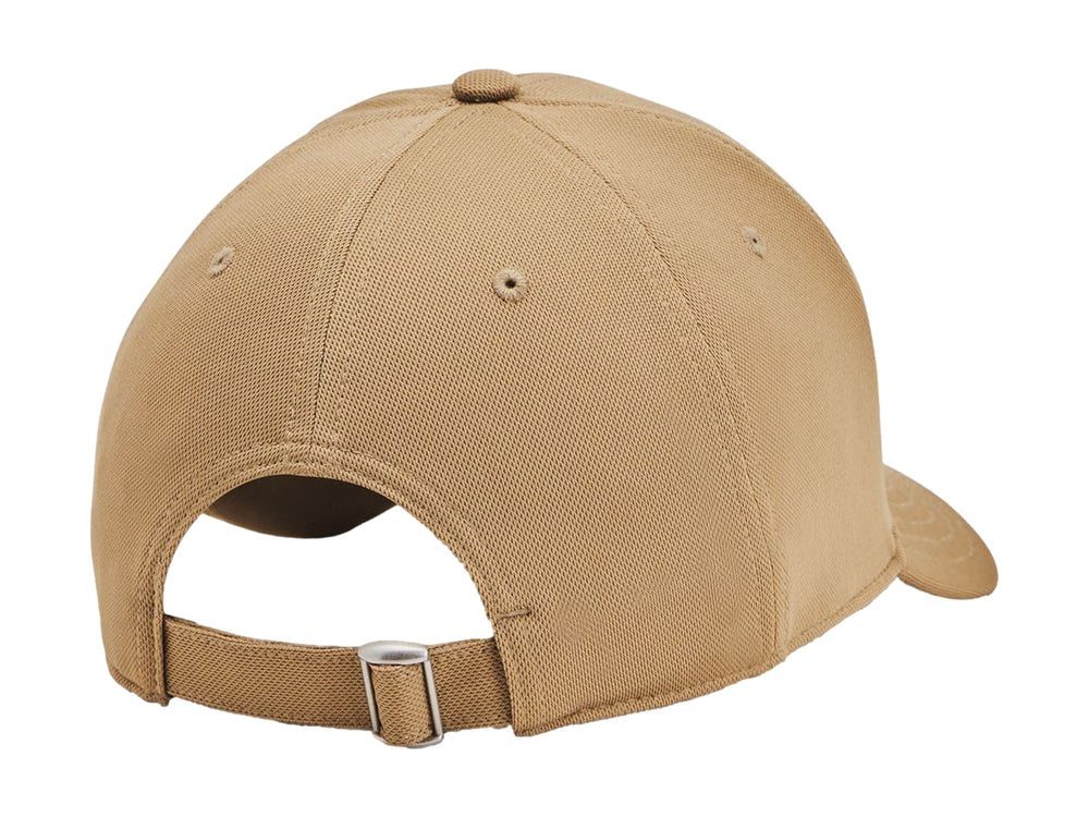 Gorra Under Armour color marrón con logotipo blanco bordado en el frente y visera curva.