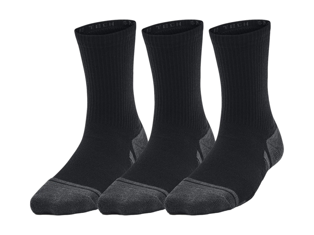 Pack de tres pares de calcetines deportivos Under Armour color negro con refuerzos grises en punta y talón.