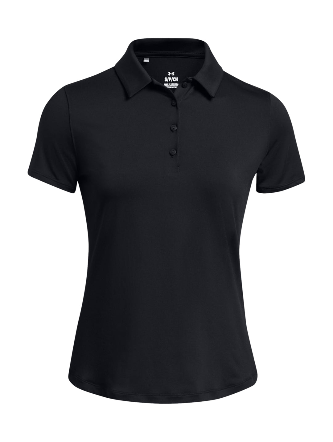 Mujer vistiendo polo deportiva Under Armour de color negro y falda a juego.