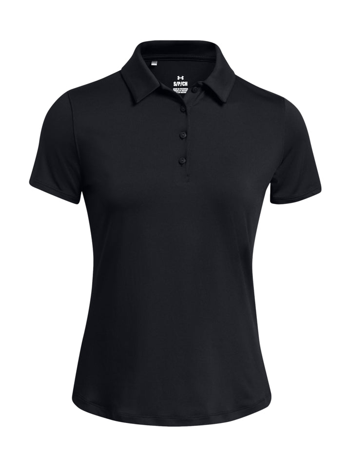 Mujer vistiendo polo deportiva Under Armour de color negro y falda a juego.