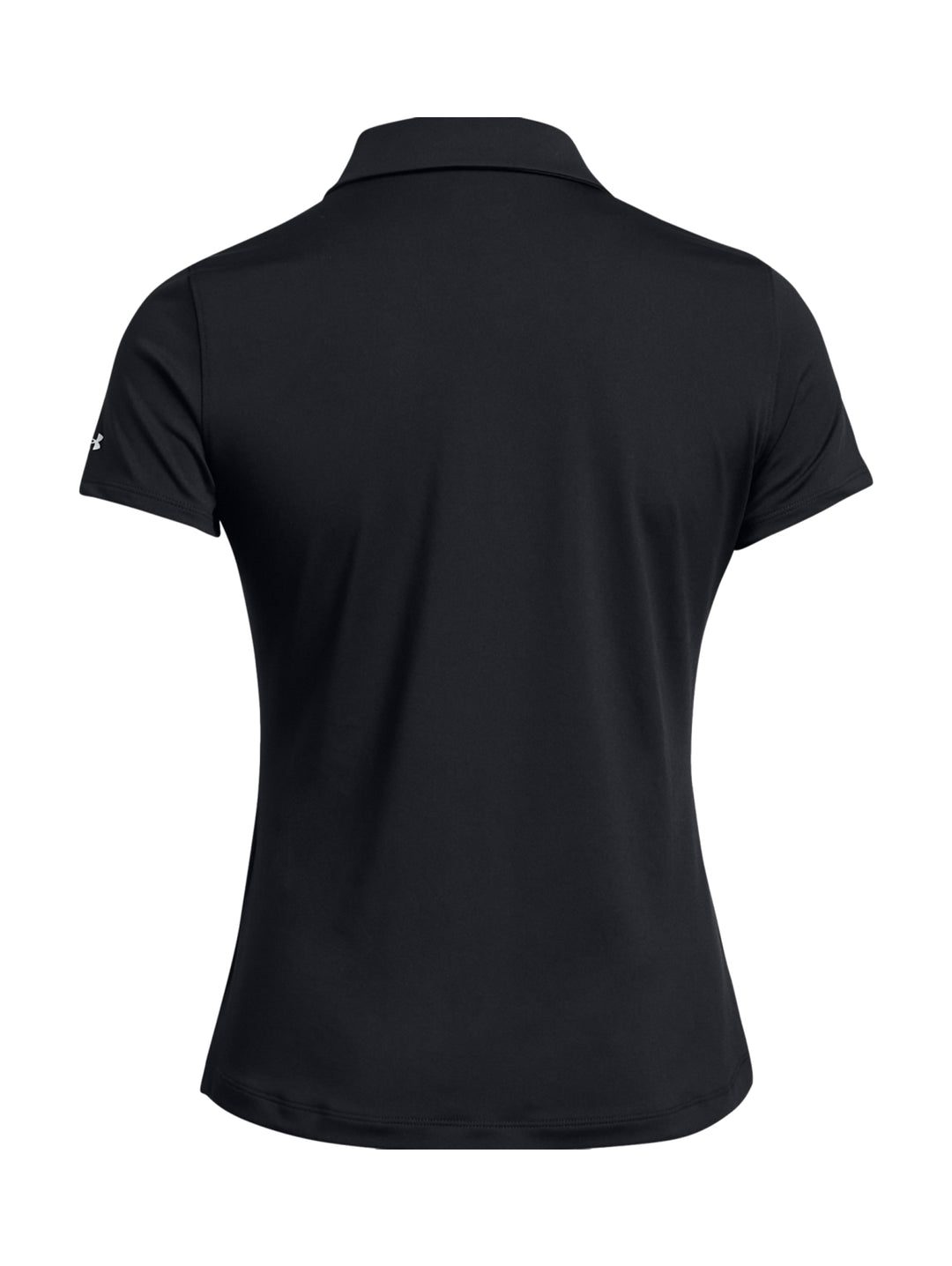Mujer vistiendo polo deportiva Under Armour de color negro y falda a juego.