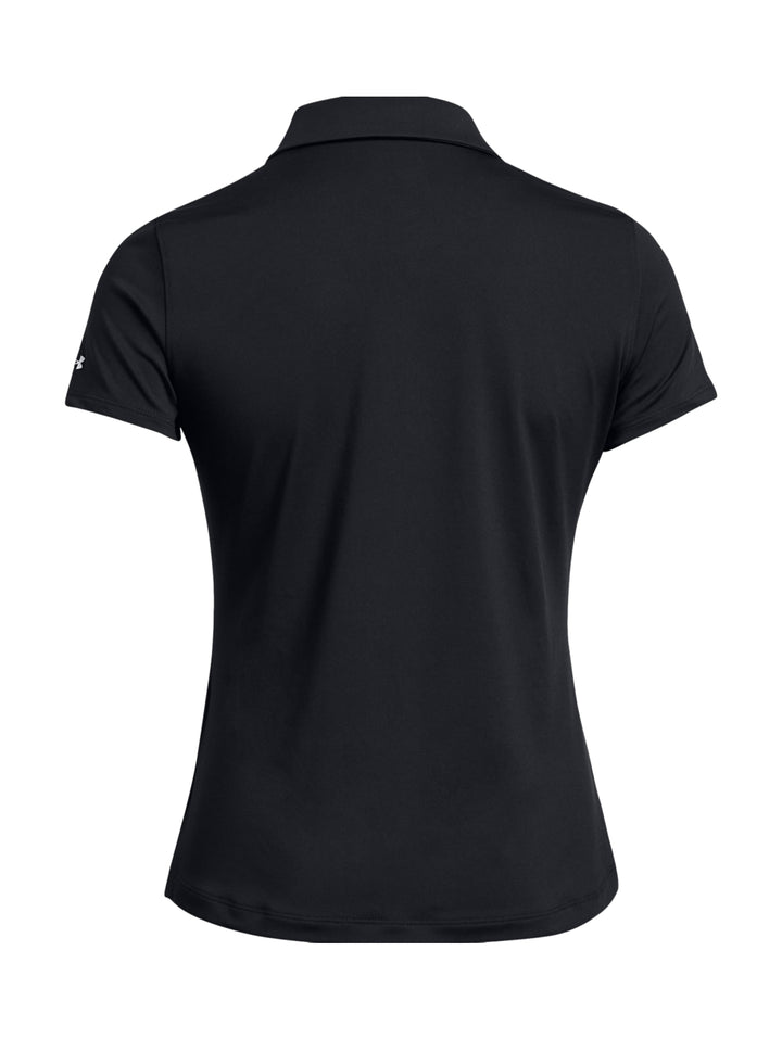 Mujer vistiendo polo deportiva Under Armour de color negro y falda a juego.