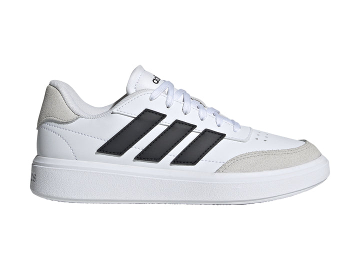 Tenis Adidas blancos para niños con tres franjas negras y detalles en gris en la punta y el talón.