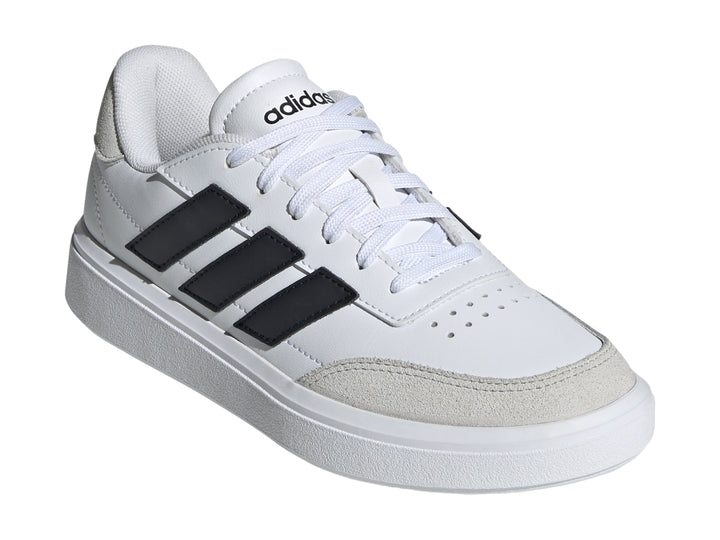 Tenis Adidas blancos para niños con tres franjas negras y detalles en gris en la punta y el talón.