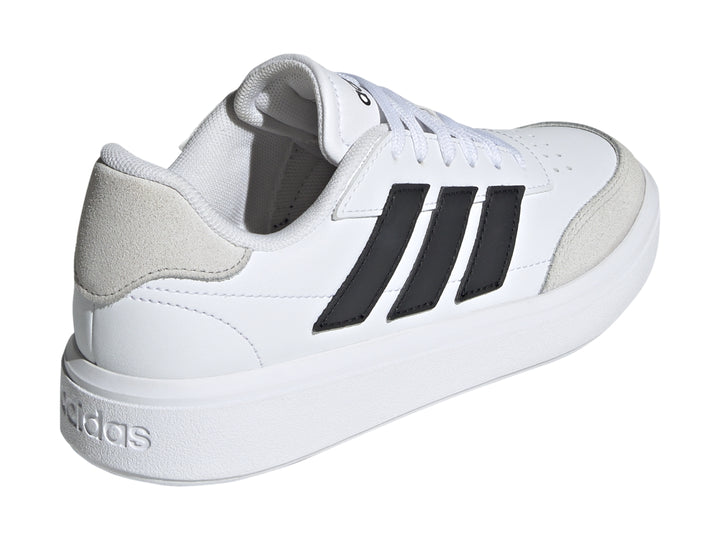 Tenis Adidas blancos para niños con tres franjas negras y detalles en gris en la punta y el talón.