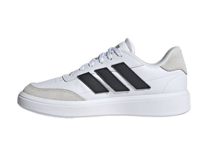 Tenis Adidas blancos para niños con tres franjas negras y detalles en gris en la punta y el talón.