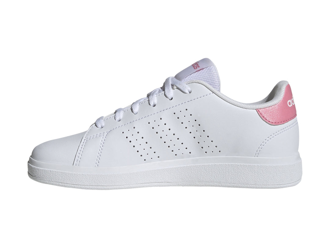 Tenis Adidas Advantage Base 2.0 para niños en color blanco con detalles en rosa en el talón y lengüeta.