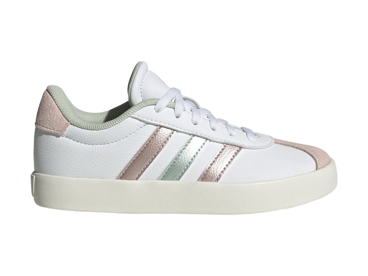 Tenis Adidas blancos con tres franjas metálicas en colores rosa y plata y suela blanca.