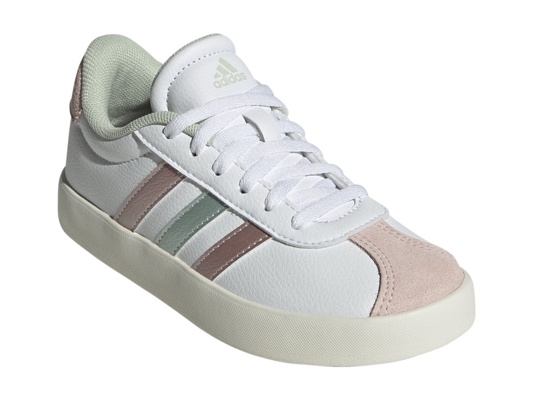 Tenis Adidas blancos con tres franjas metálicas en colores rosa y plata y suela blanca.