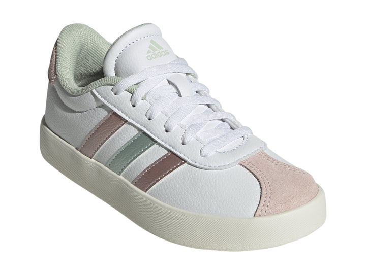 Tenis Adidas blancos con tres franjas metálicas en colores rosa y plata y suela blanca.