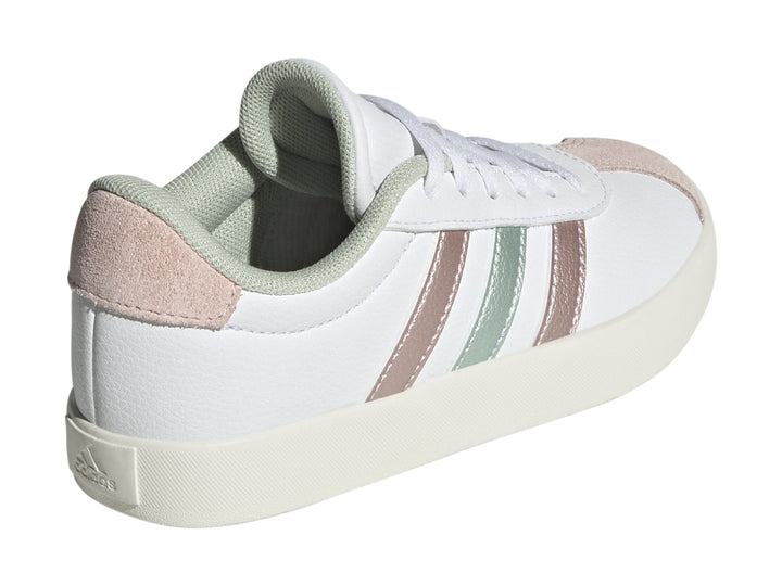 Tenis Adidas blancos con tres franjas metálicas en colores rosa y plata y suela blanca.