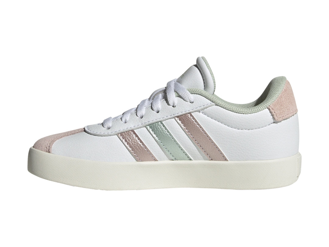 Tenis Adidas blancos con tres franjas metálicas en colores rosa y plata y suela blanca.