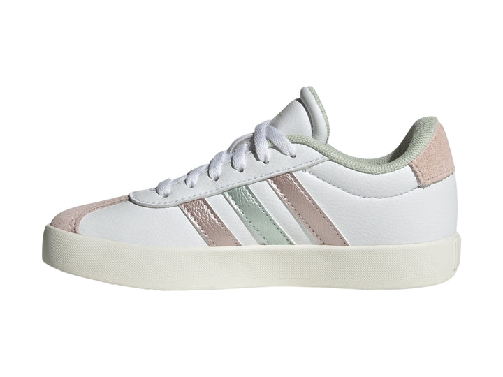 Tenis Adidas blancos con tres franjas metálicas en colores rosa y plata y suela blanca.