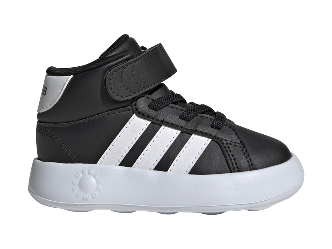 Tenis Adidas Grand Court Mid para niños en color negro con franjas y suela blanca.