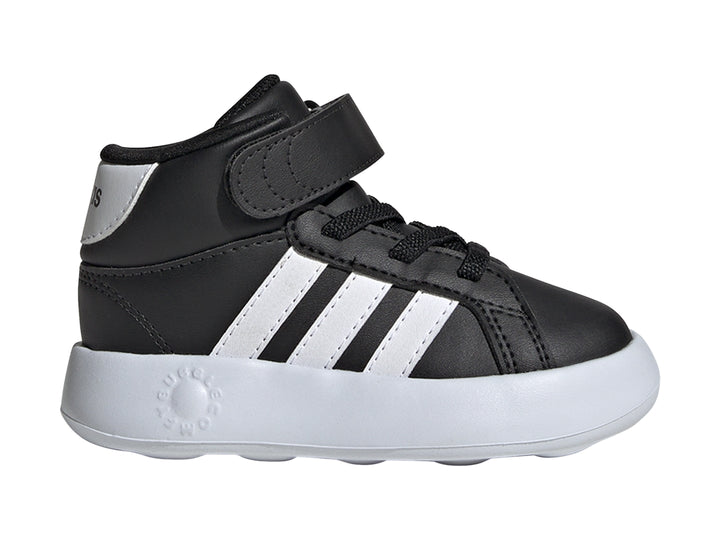 Tenis Adidas Grand Court Mid para niños en color negro con franjas y suela blanca.