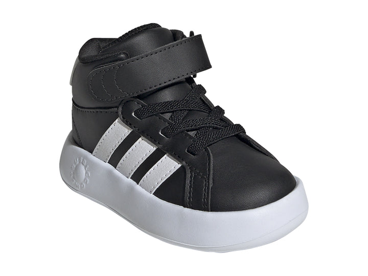 Tenis Adidas Grand Court Mid para niños en color negro con franjas y suela blanca.