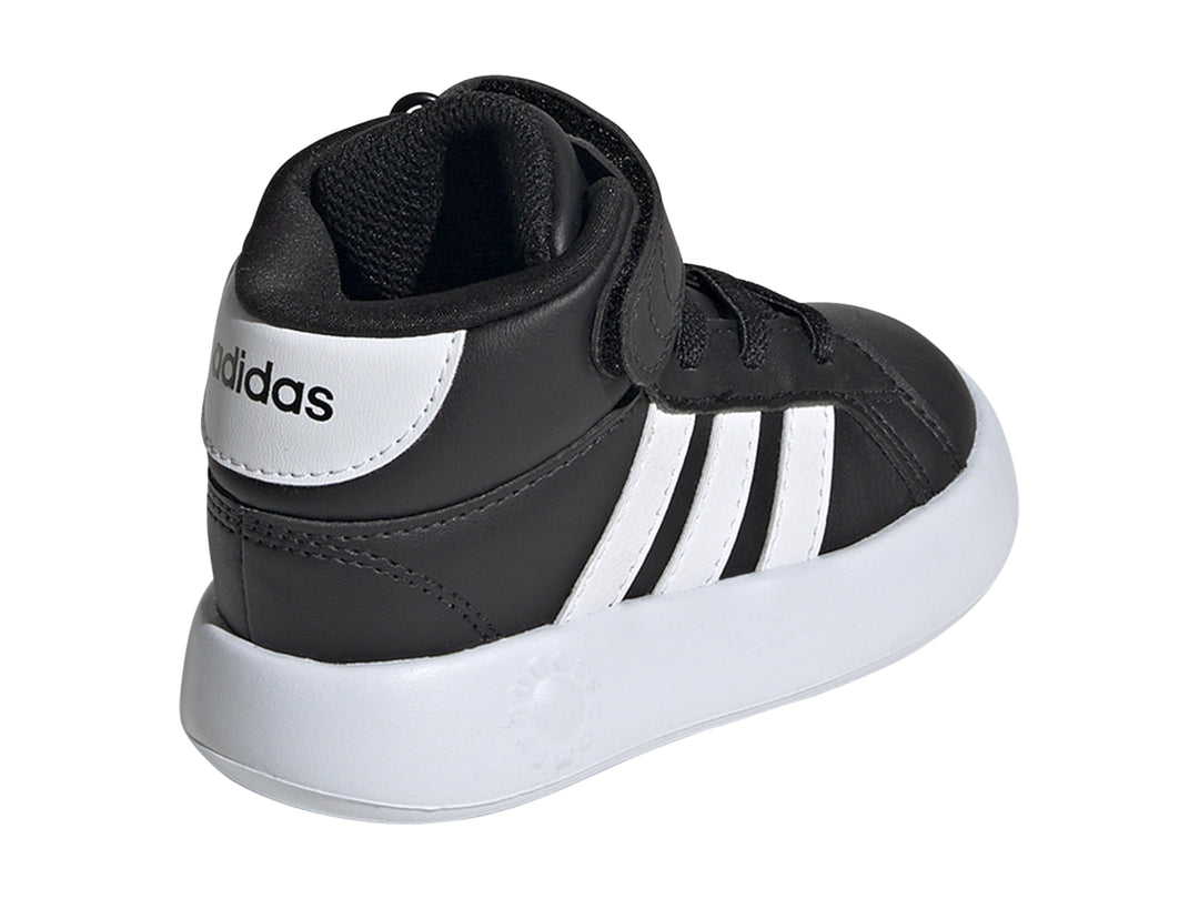 Tenis Adidas Grand Court Mid para niños en color negro con franjas y suela blanca.