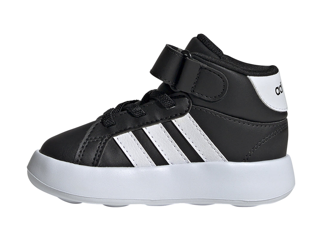 Tenis Adidas Grand Court Mid para niños en color negro con franjas y suela blanca.