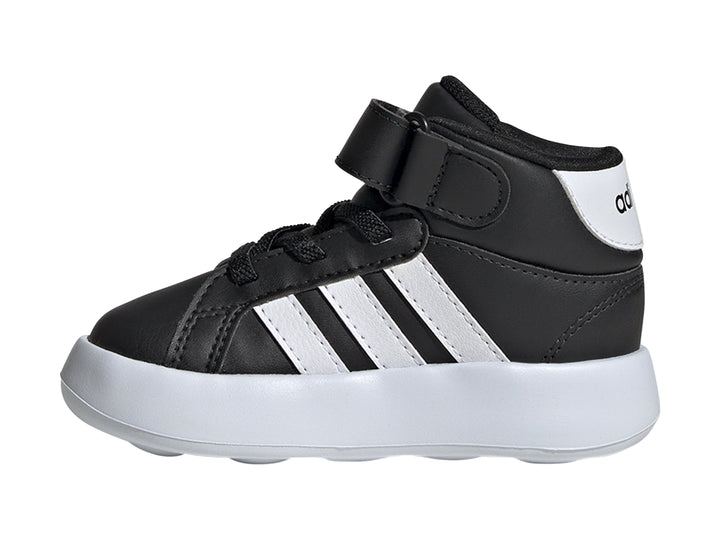 Tenis Adidas Grand Court Mid para niños en color negro con franjas y suela blanca.