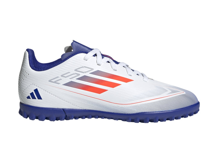 Zapato de fútbol Adidas F50 Club para niño, color blanco con suela azul y detalles en rojo.