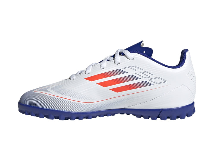 Zapato de fútbol Adidas F50 Club para niño, color blanco con suela azul y detalles en rojo.