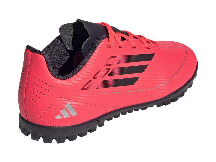 Tenis de fútbol Adidas F50 Club para niño en color rojo con detalles y suela en negro.