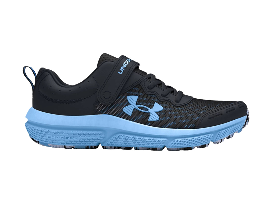 Tenis deportivos Under Armour en color negro con suela y logotipo en azul, cierre de velcro y agujetas.