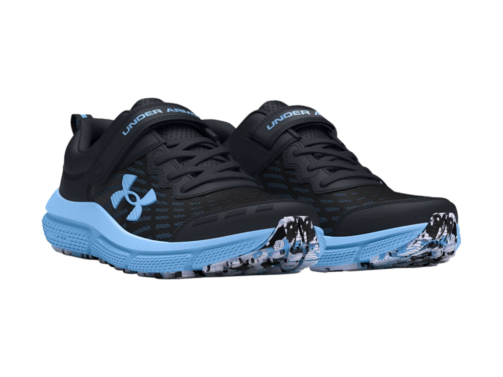 Tenis deportivos Under Armour en color negro con suela y logotipo en azul, cierre de velcro y agujetas.