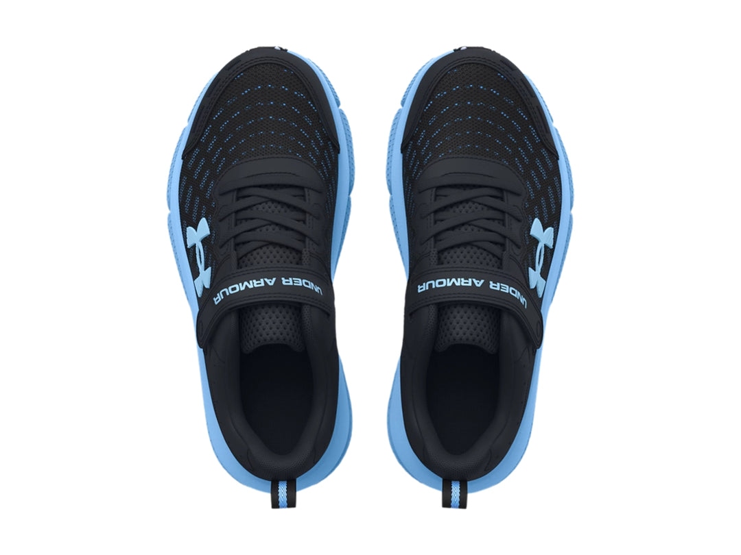 Tenis deportivos Under Armour en color negro con suela y logotipo en azul, cierre de velcro y agujetas.