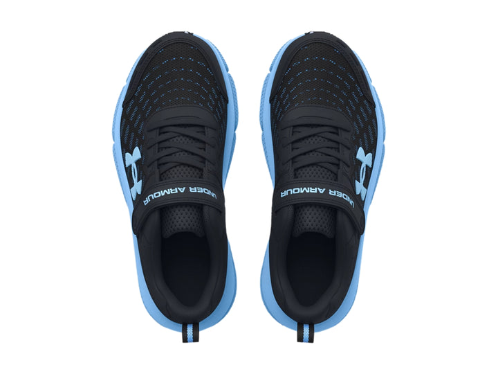 Tenis deportivos Under Armour en color negro con suela y logotipo en azul, cierre de velcro y agujetas.