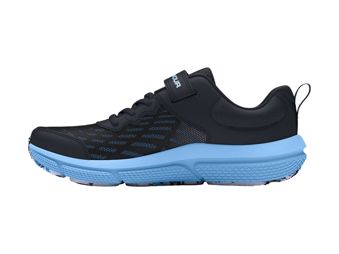 Tenis deportivos Under Armour en color negro con suela y logotipo en azul, cierre de velcro y agujetas.
