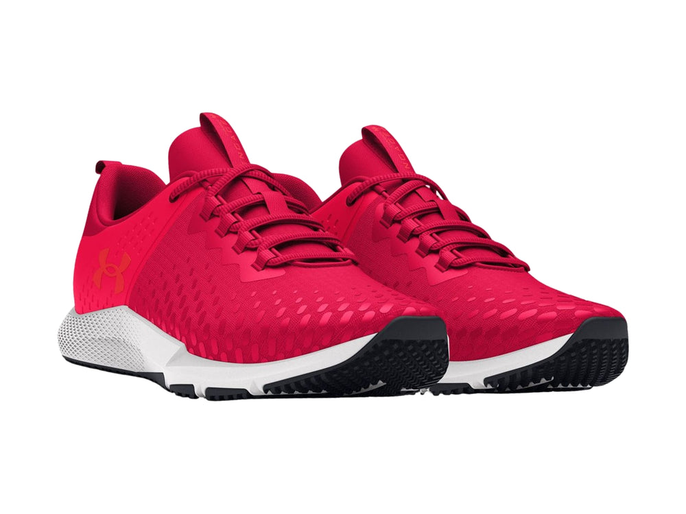 Tenis deportivos Under Armour de color rojo con suela blanca y detalles en negro.