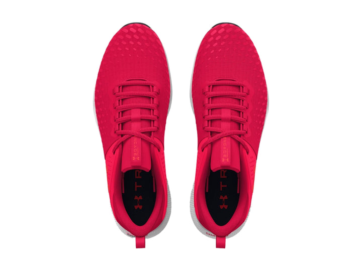 Tenis deportivos Under Armour de color rojo con suela blanca y detalles en negro.