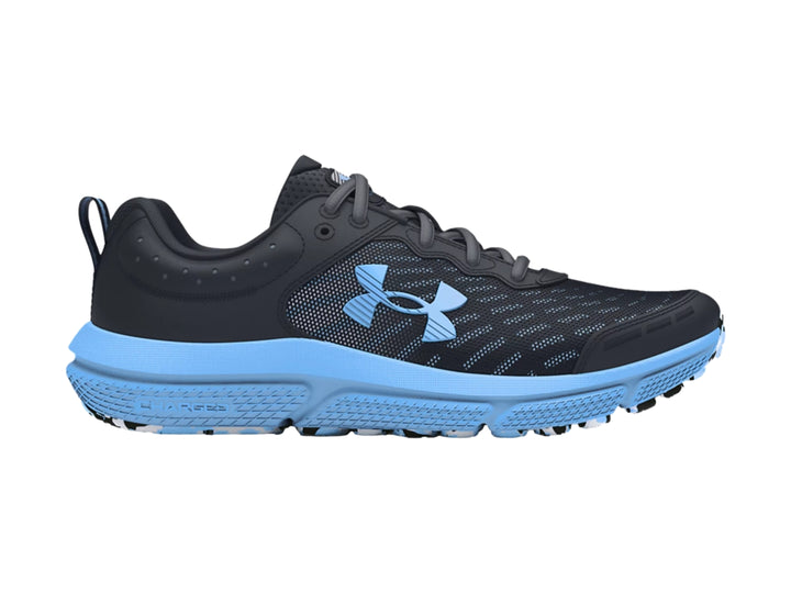 Tenis deportivos Under Armour para niño en color negro con suela y logotipo en azul claro.
