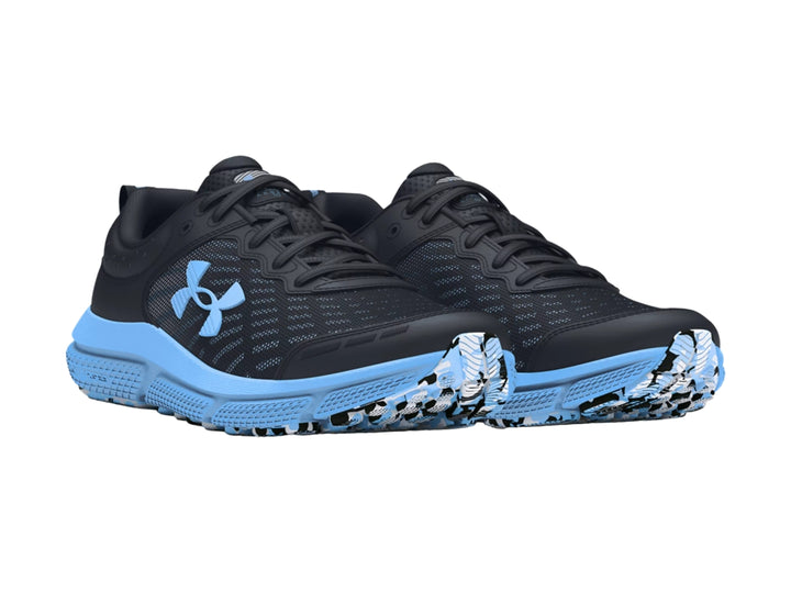 Tenis deportivos Under Armour para niño en color negro con suela y logotipo en azul claro.