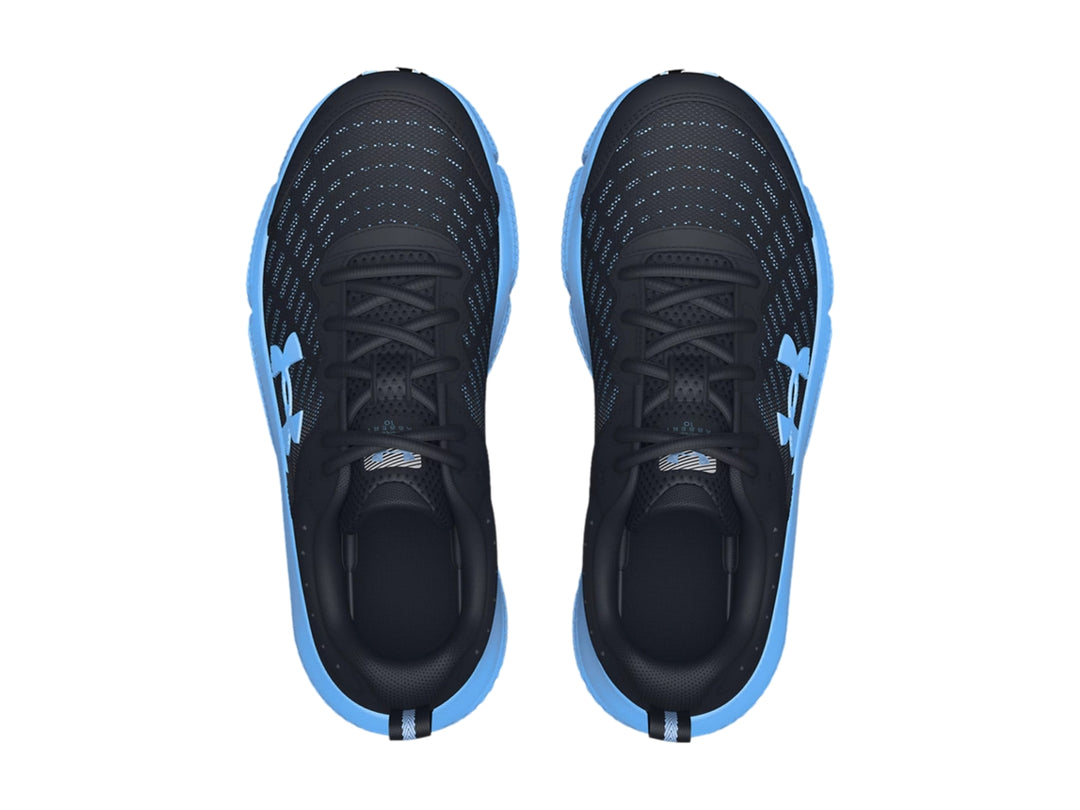 Tenis deportivos Under Armour para niño en color negro con suela y logotipo en azul claro.
