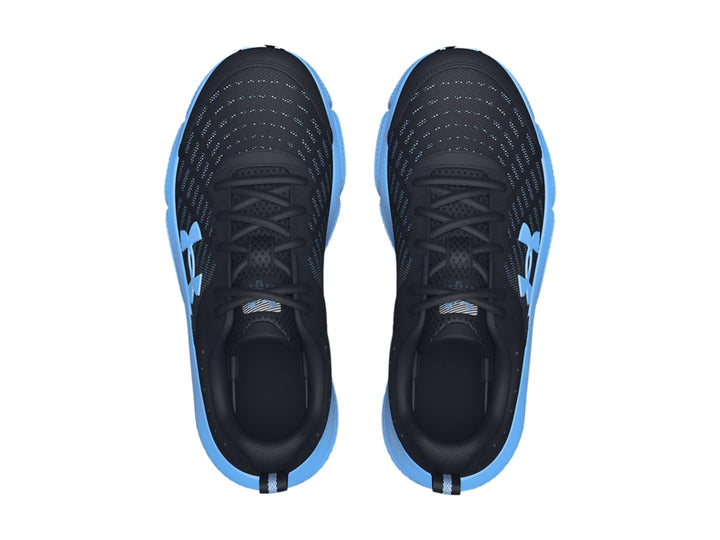 Tenis deportivos Under Armour para niño en color negro con suela y logotipo en azul claro.