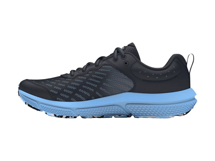 Tenis deportivos Under Armour para niño en color negro con suela y logotipo en azul claro.