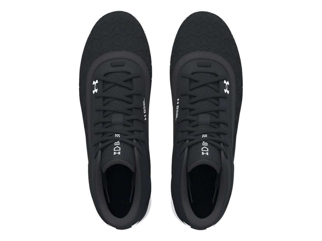 Zapato deportivo Under Armour Leadoff Mid 3.0 en color negro con suela blanca y tacos.