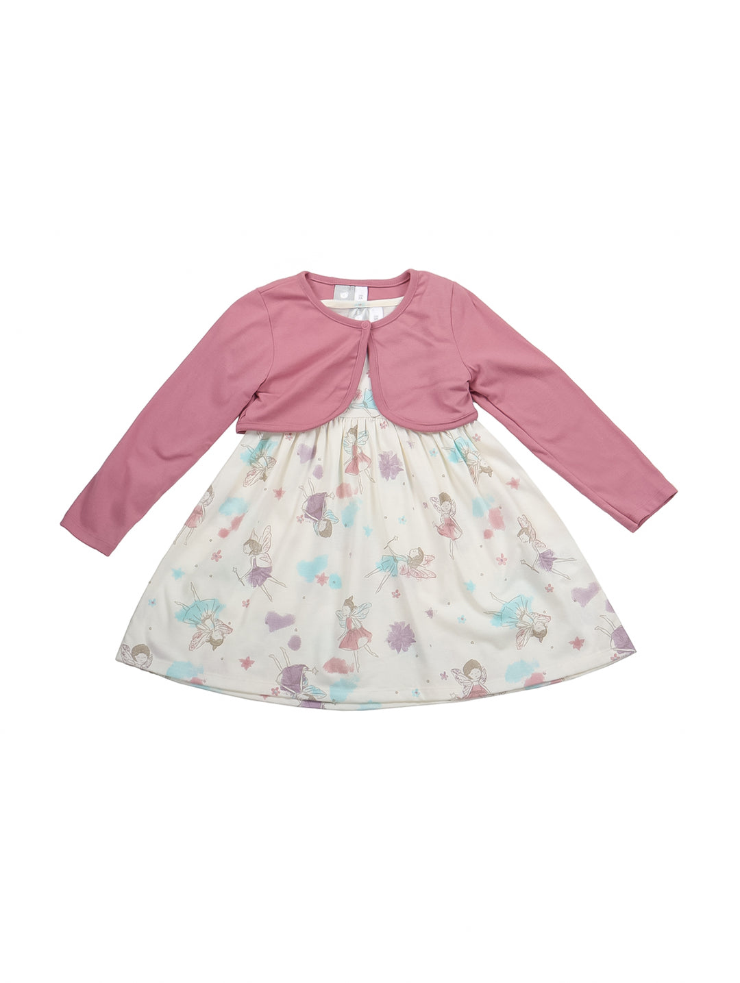 Conjunto de ropa para bebé compuesto por un vestido color hueso con estampado de hadas y un cárdigan rosa.