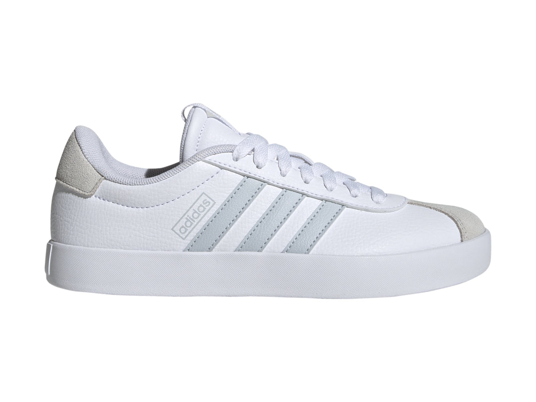 Tenis Adidas VL Court 3.0 en color blanco con detalles en gris y suela blanca.