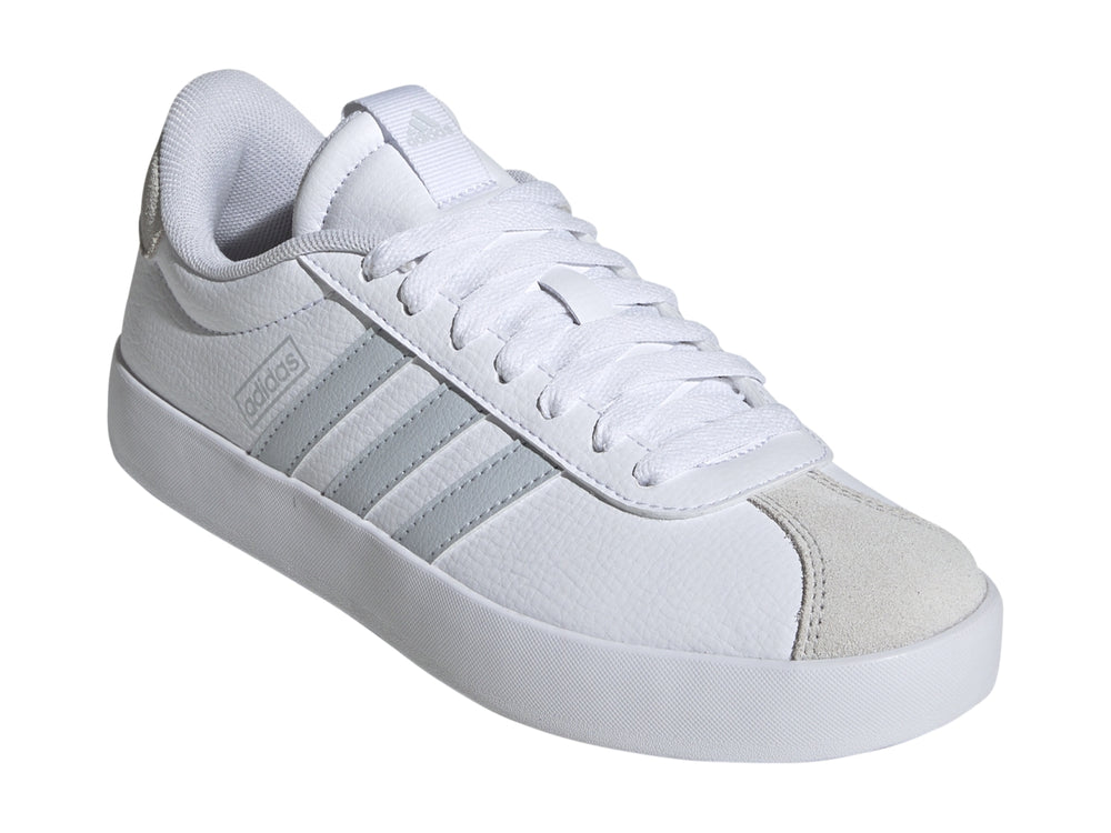 Tenis Adidas VL Court 3.0 en color blanco con detalles en gris y suela blanca.